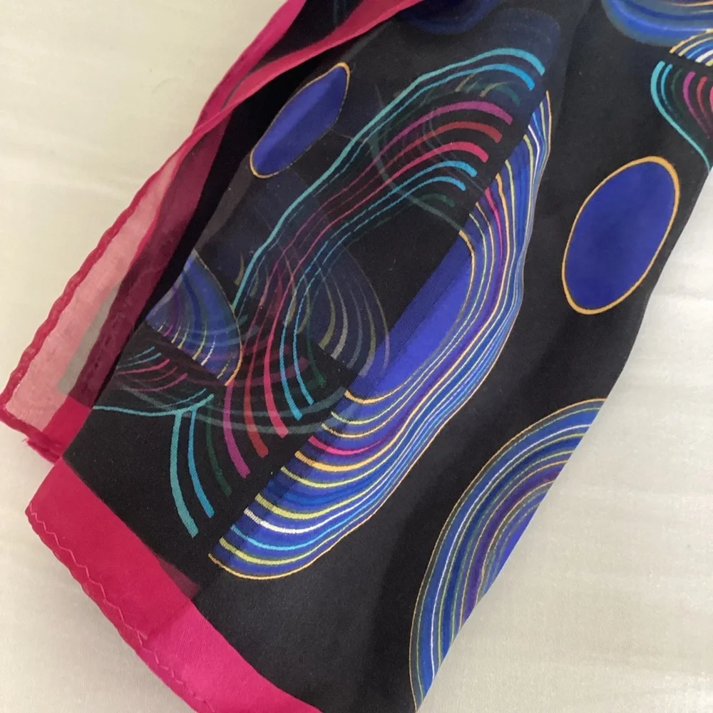 Oscar by Oscar de la Renta Silk Scarf
Retro Mod Geometric Design Pink Border - Picture 12 of 12